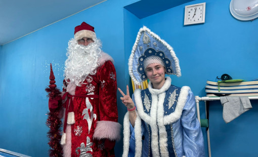 Новогодние елки в бассейне