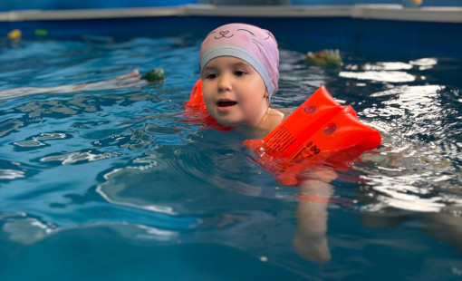 Почему стоит отдать ребенка на занятия в бассейн