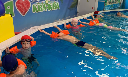 Научить ребенка плавать.